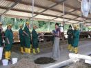 Landwirtschaftliche Arbeiter im Stall bei der praktischen Futterbeurteilung