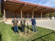 Der neu gepflanzte Apfelbaum „Gewürzluiken“ mit Peter Jungbeck, LfL und Helmut Ramesberger & Christian Ofenbeck (beide BaySG)