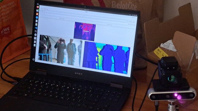 aufgeklapptes Notebook