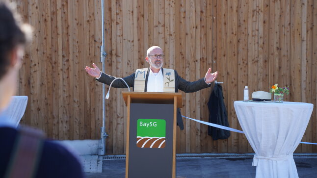 Pfarrer Keller bei Einweihung Kälberstall