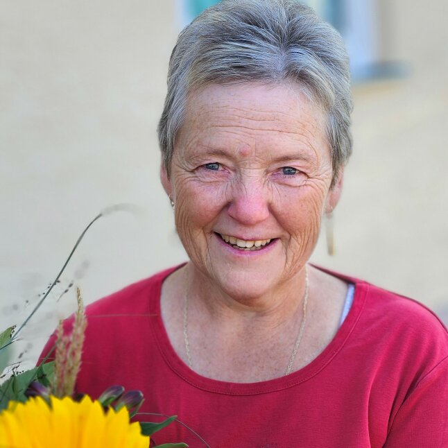 Frau mit roten Tshirt