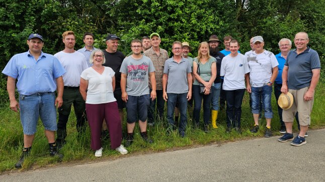 18 Personen am Wegesrand