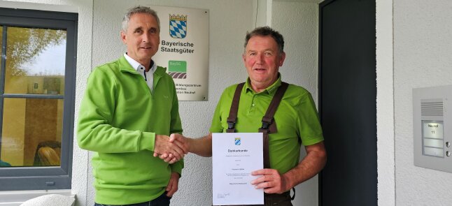 2 Männer reichen sich zur Verabschiedung die Hand