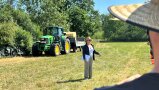 Frau Dr. Müller-Waldeck referiert vor einem Traktor