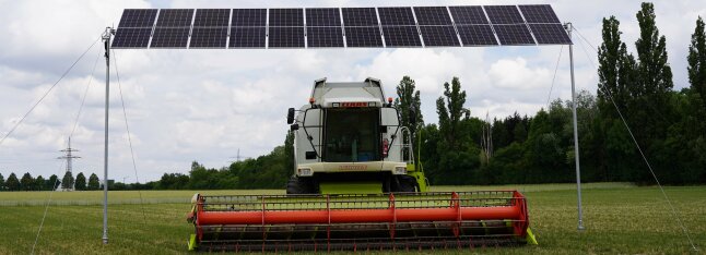 Hochständer-PV Anlage darunter ein Mähgerät