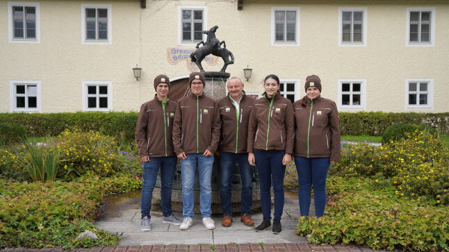 vier Auszubildende mit Dienststellenleiter