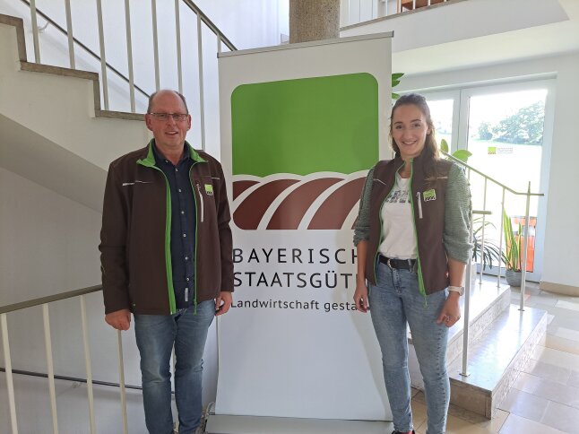 Mann in brauner BaySG-Jacke stellt neue Lehrerin am Spitalhof vor